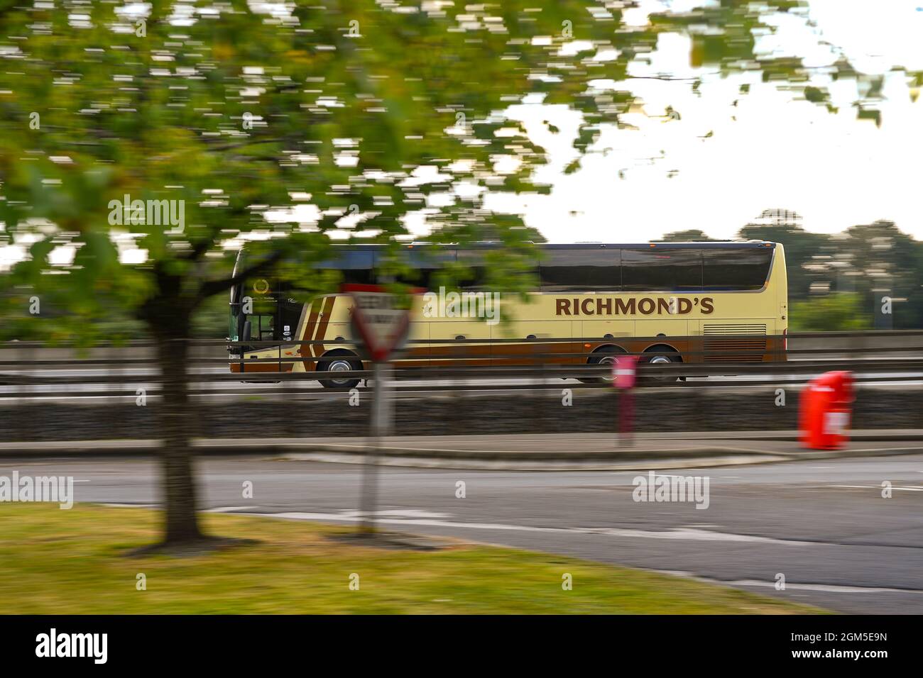 Richmonds Coach auf der Autobahn M27 in der Nähe von Southampton. Stockfoto