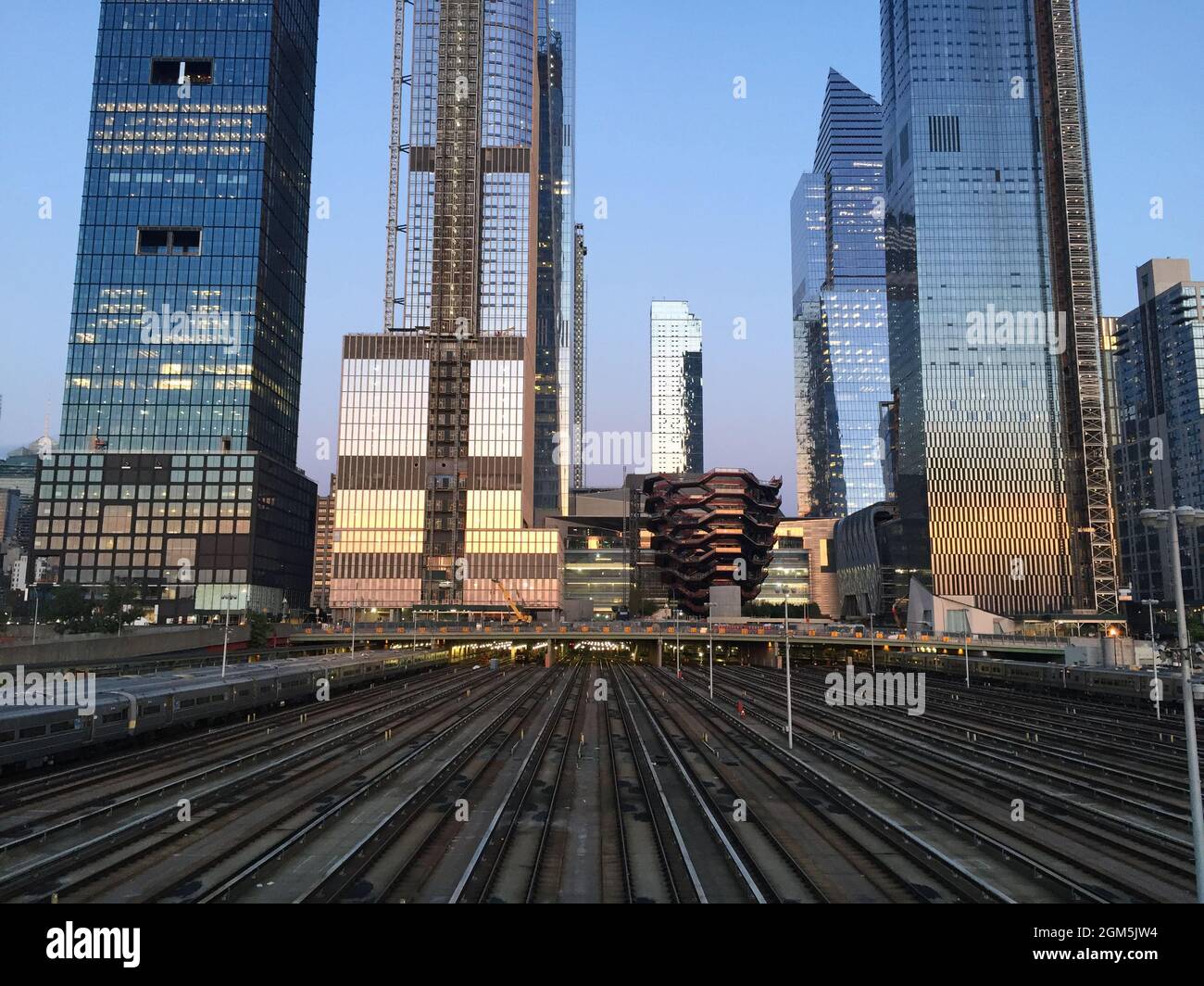 Hudson Yards Reflections und der Bahnhof während des Sonnenuntergangs in New York City Stockfoto