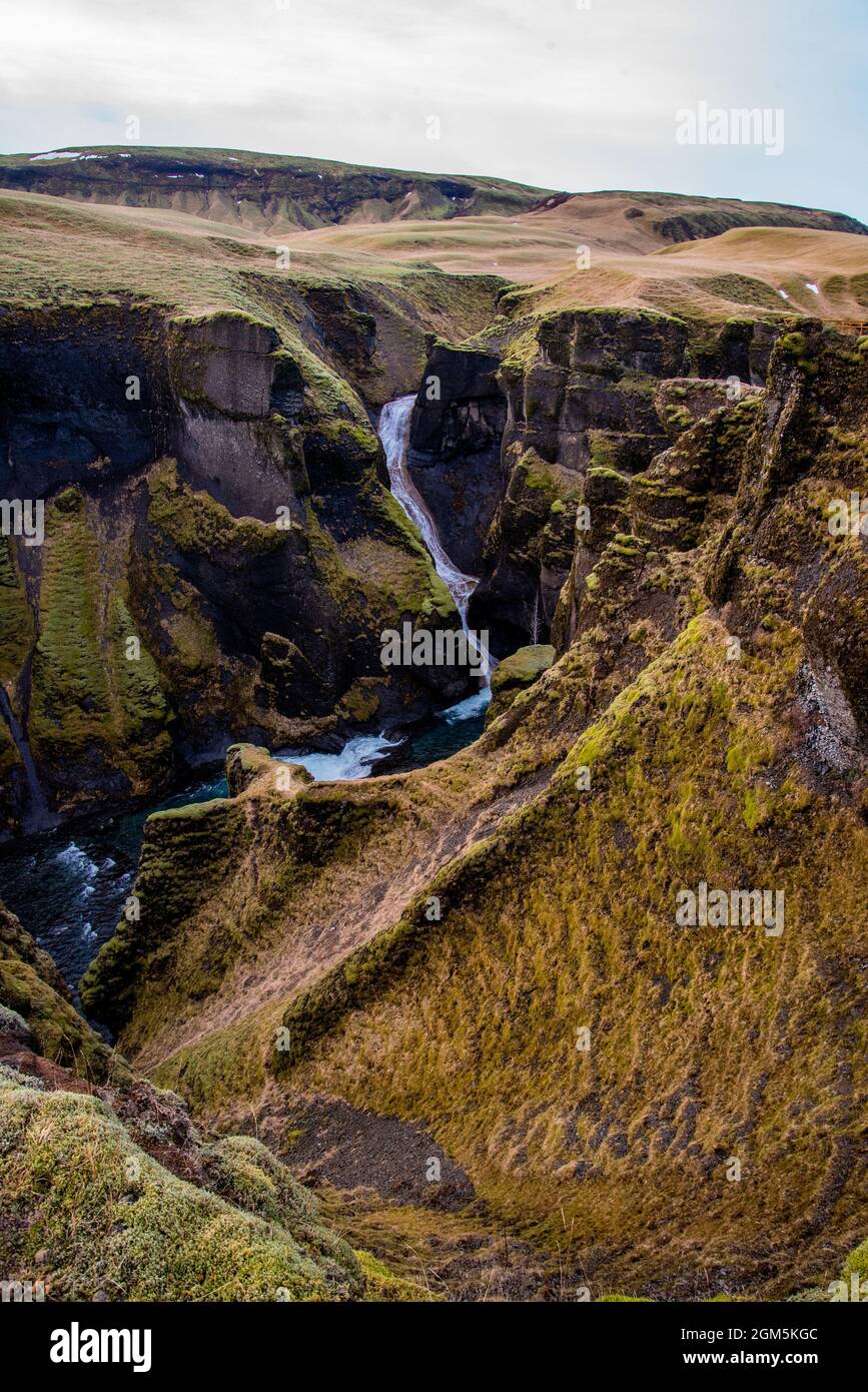 Fjäorargljufur, Island moosiger grüner Canyon mit atemberaubender Aussicht. Stockfoto