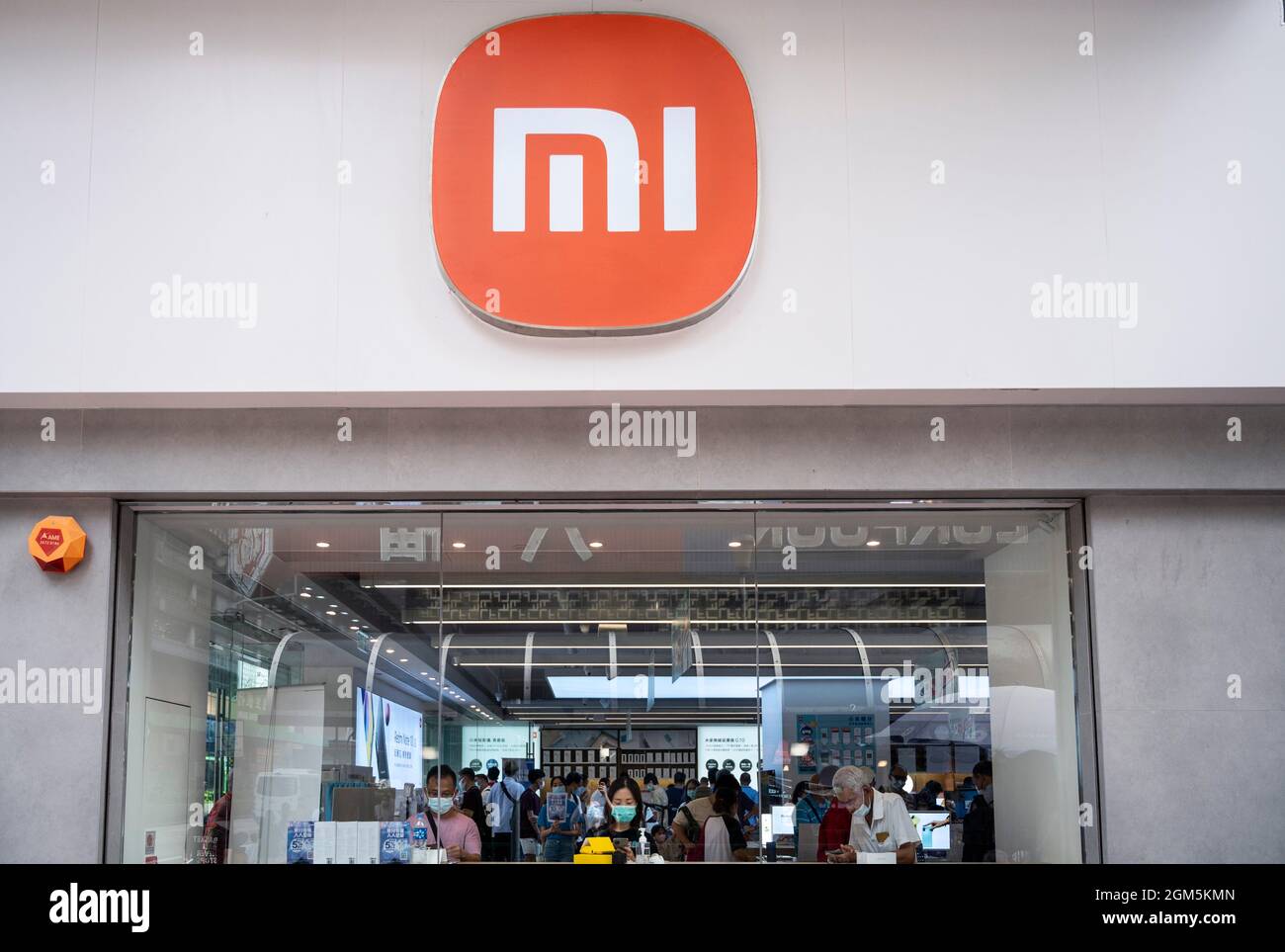 Hongkong, China. August 2021. Der chinesische multinationale Technologie- und Elektronikhersteller Xiaomi Flagship Store mit seinem neuen abgerundeten Edge-Logo in Hongkong. (Foto von Budrul Chukrut/SOPA Images/Sipa USA) Quelle: SIPA USA/Alamy Live News Stockfoto
