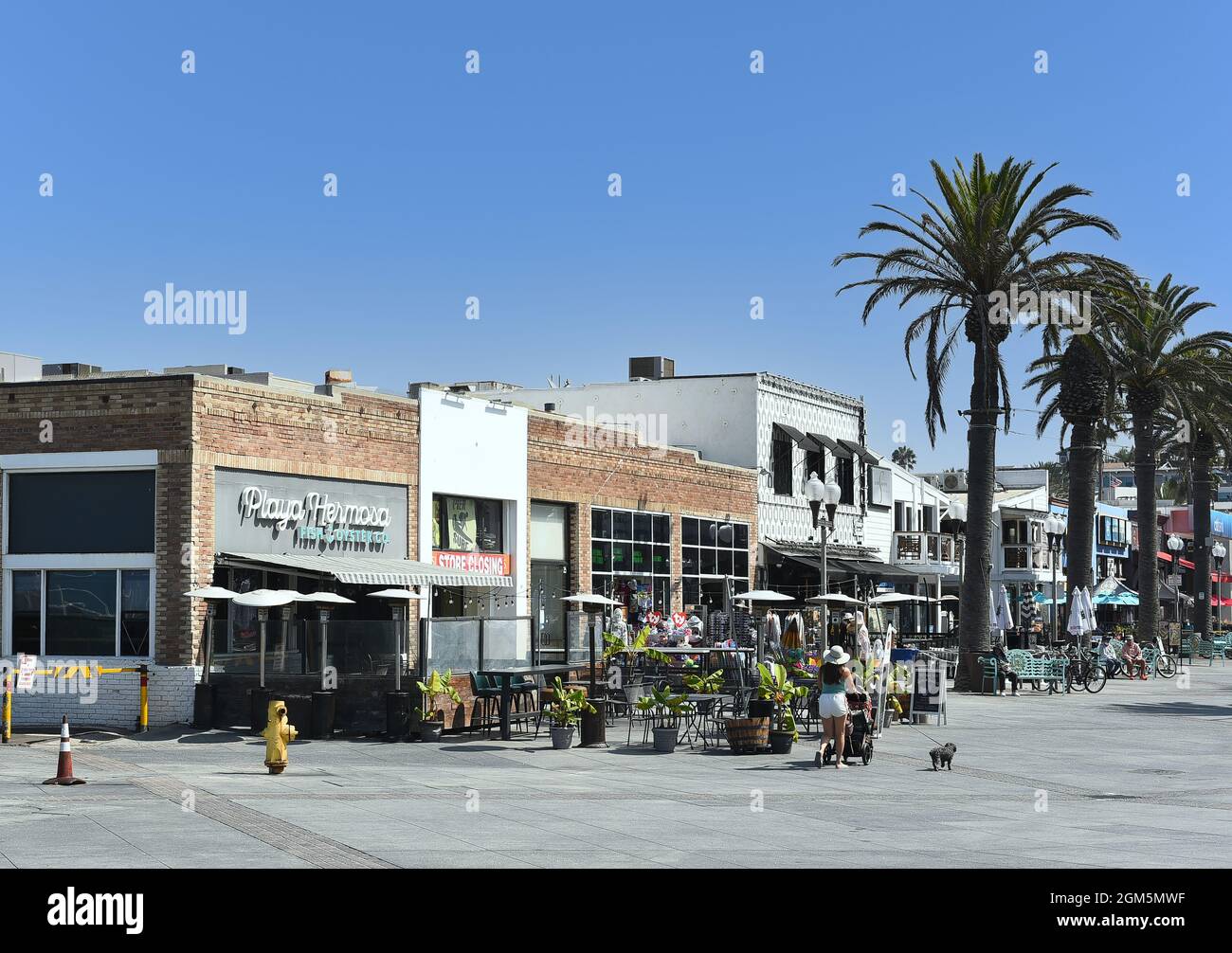 HERMOSA BEACH, KALIFORNIEN - 15. SEPTEMBER 2021: Pier Plaza, eine Fußgängerzone, mit Geschäften und Restaurants zwischen Hermosa Avenue und dem Pier. Stockfoto