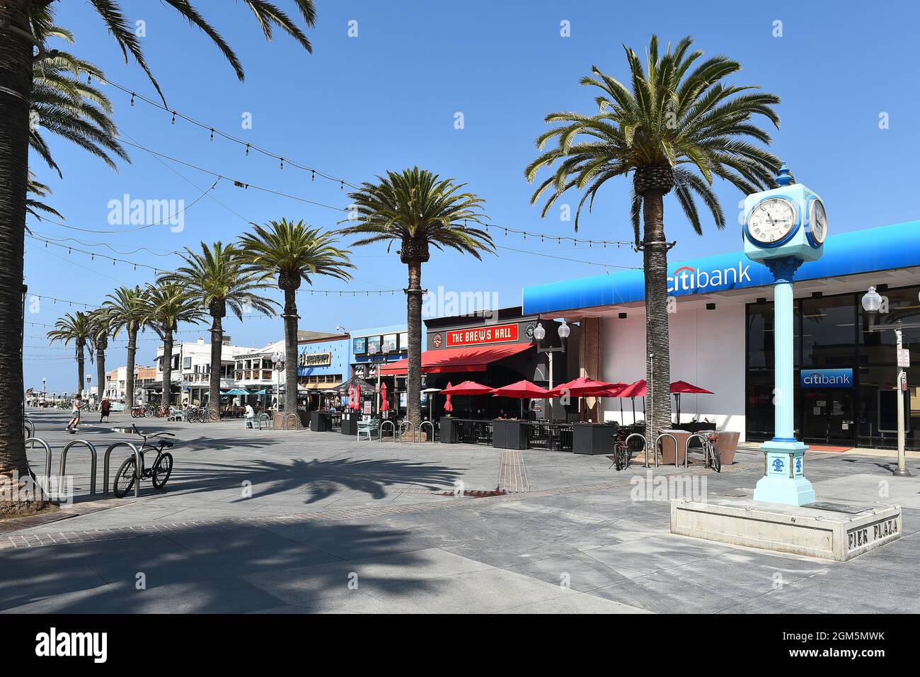 HERMOSA BEACH, KALIFORNIEN - 15. SEPTEMBER 2021: Der Pier Plaza, eine Fußgängerzone, die zum Pier führt. Stockfoto