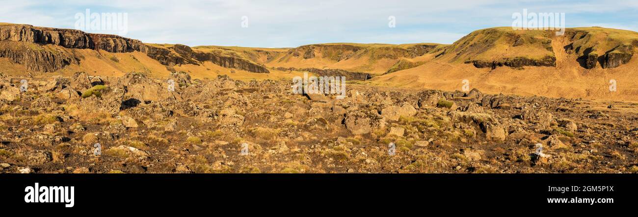 Vertikales Bild der isländischen Topographie mit warmen Braun- und Orange-Tönen Stockfoto