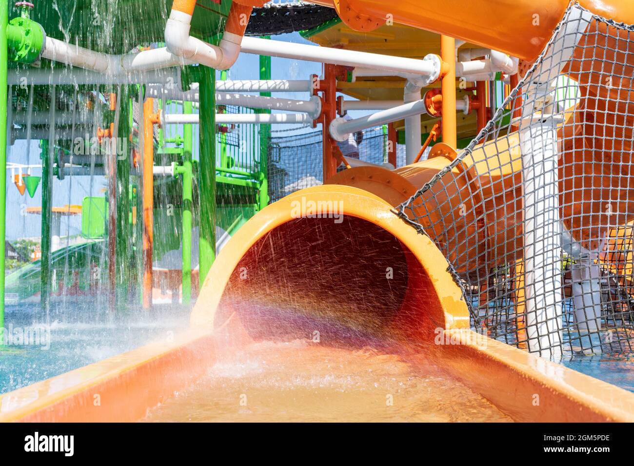 Fun Water Park rutscht während der Sommersaison. Stockfoto