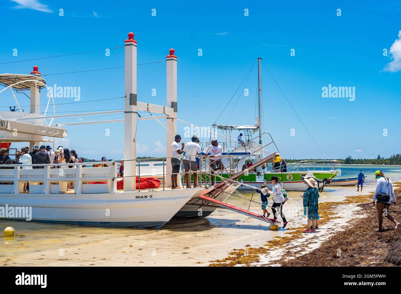 Punta Cana, Dominikanische Republik - 3. August 2021: Tourist Board ein Freizeitboot in Punta Cana Dominikanische Republik. Stockfoto