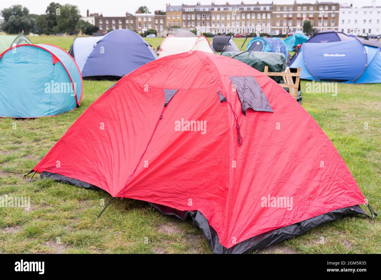 Blackheath Common hat sich in Campingplatz mit bunten Zelten in verschiedenen Formen und Größen, England UK verwandelt Stockfoto