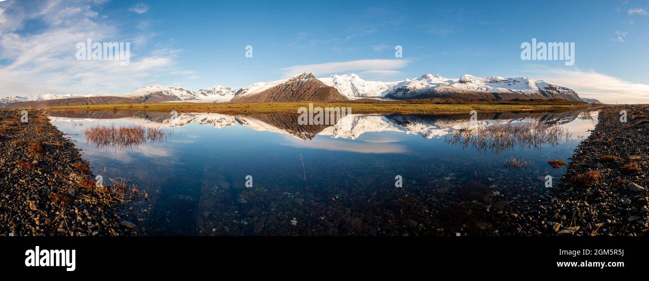 Panorama der isländischen Bergkette mit wunderschönen schneebedeckten Bergen Stockfoto