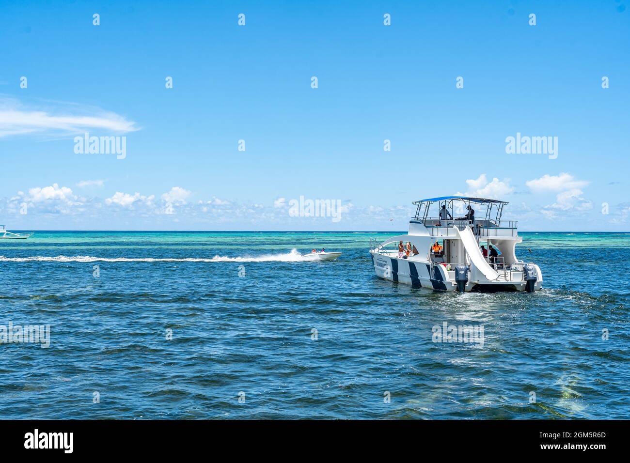 Tourist genießen Sie eine Party-Boot-Exkursion auf dem schönen Meer der Dominikanischen Republik. Stockfoto