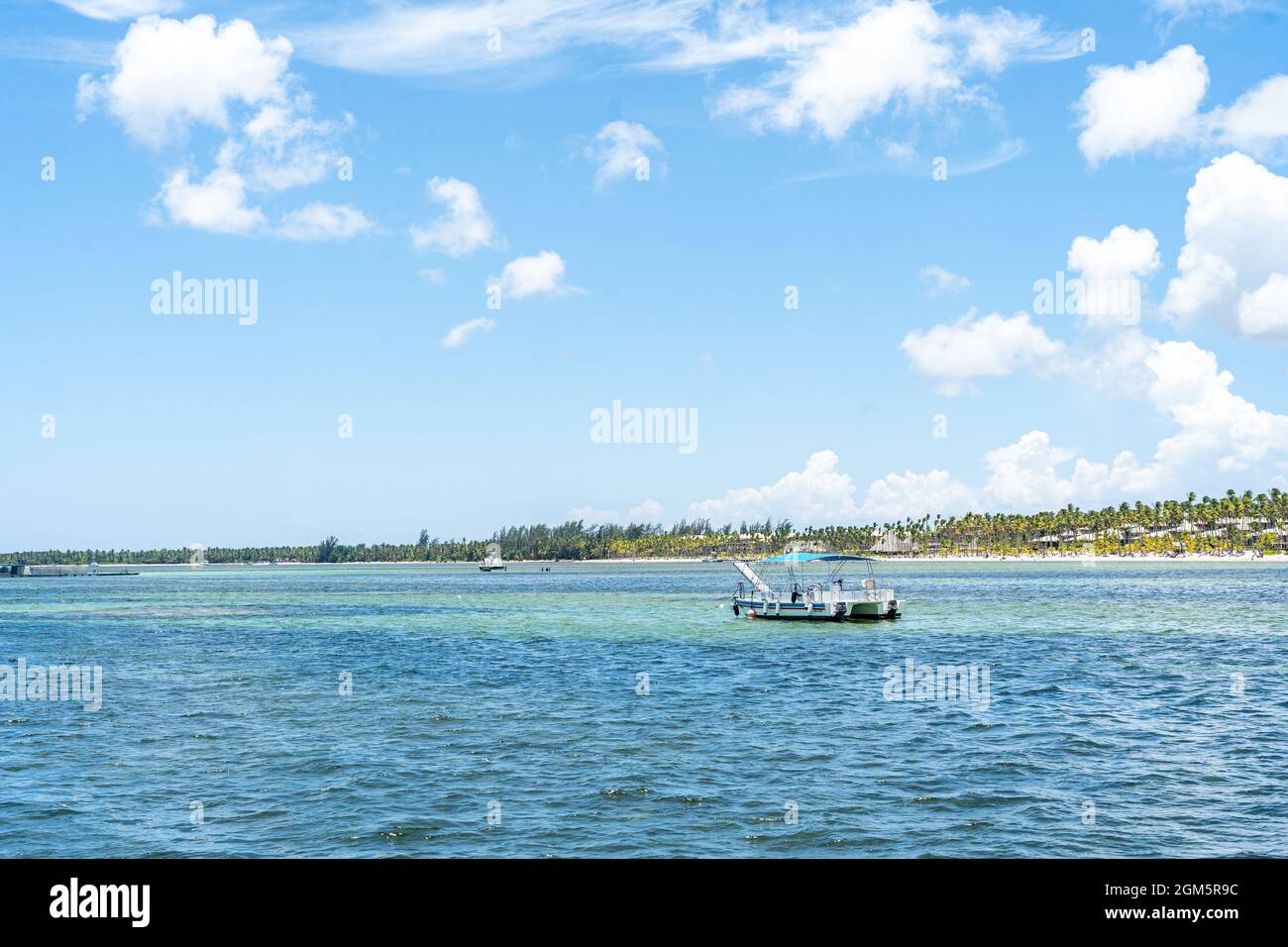 Bootsfahrten auf dem Picture Perfect Beach der Dominikanischen Republik. Stockfoto