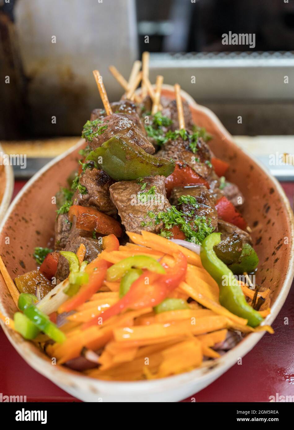 Schmackhafter Beef Shish Kebab, garniert mit gerösteten Paprika und in einer Schüssel serviert. Stockfoto