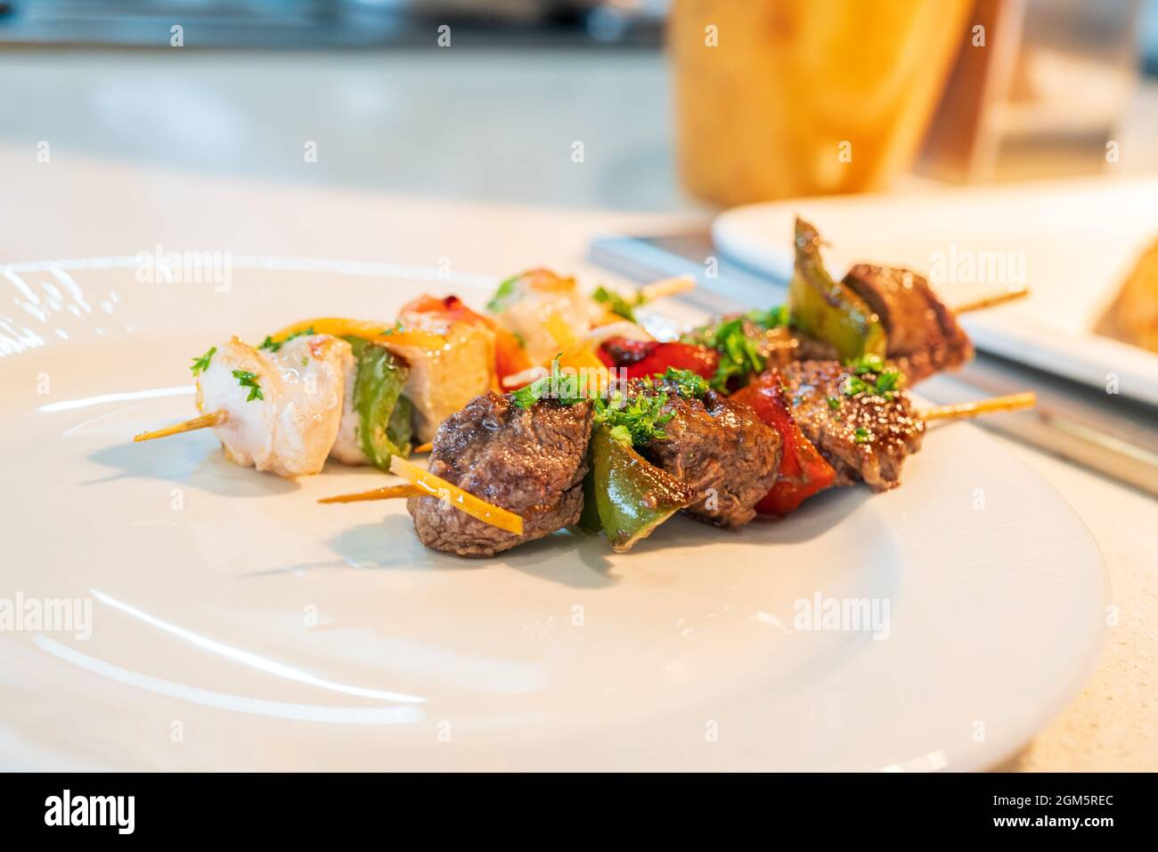 Leckere Rind- und Hühnchen-Shish-Kebabs mit Paprika, gegrillt in Punta Cana. Stockfoto