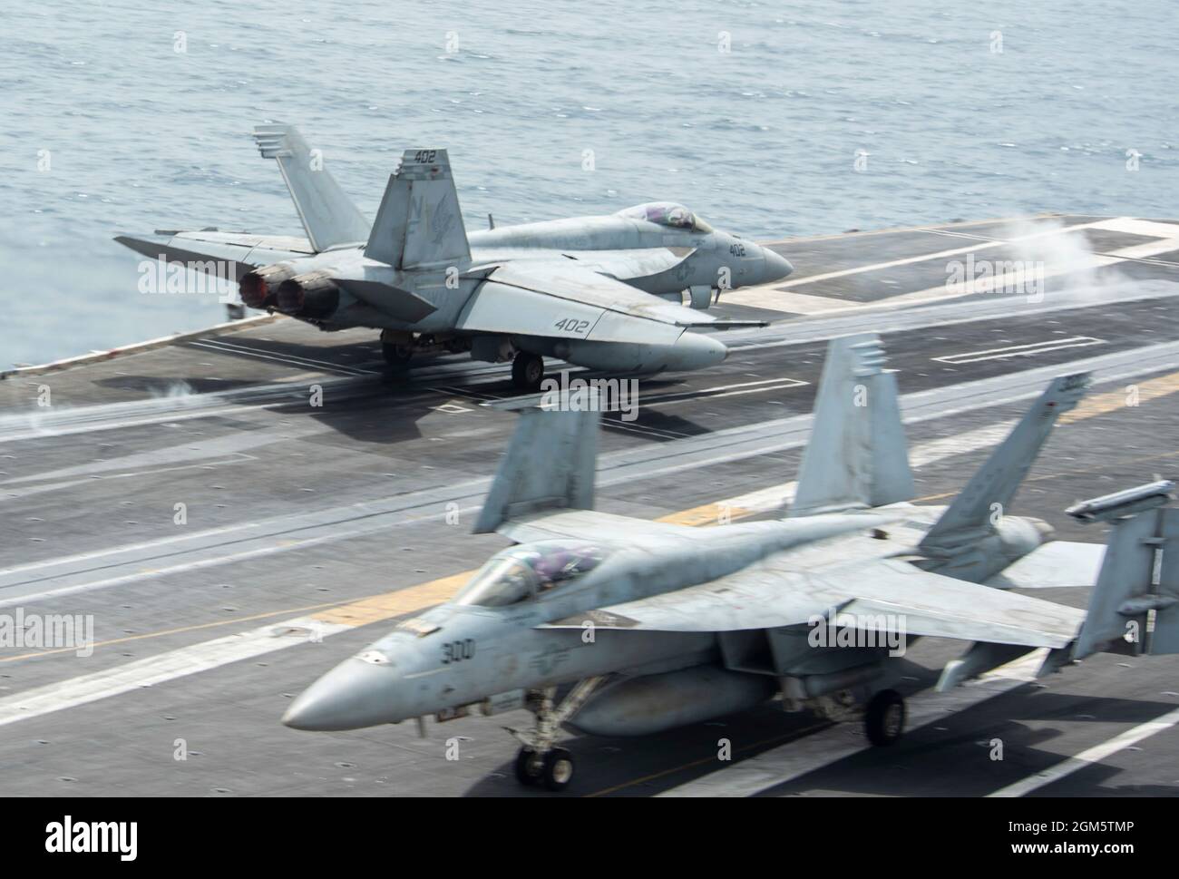 Arabian Sea, Vereinigte Staaten. 11. September 2021. Ein US Navy F/A-18E Super Hornet Kampfjet, der an die Dambusters of Strike Fighter Squadron 195 angeschlossen ist, startet vom Flugdeck des Nimitz-Klasse Flugzeugträgers USS Ronald Reagan während des Betriebs als Flaggschiff der 5. Flotte am 11. September 2021 im Arabischen Meer. Quelle: MCS Eric Stanton/Planetpix/Alamy Live News Stockfoto