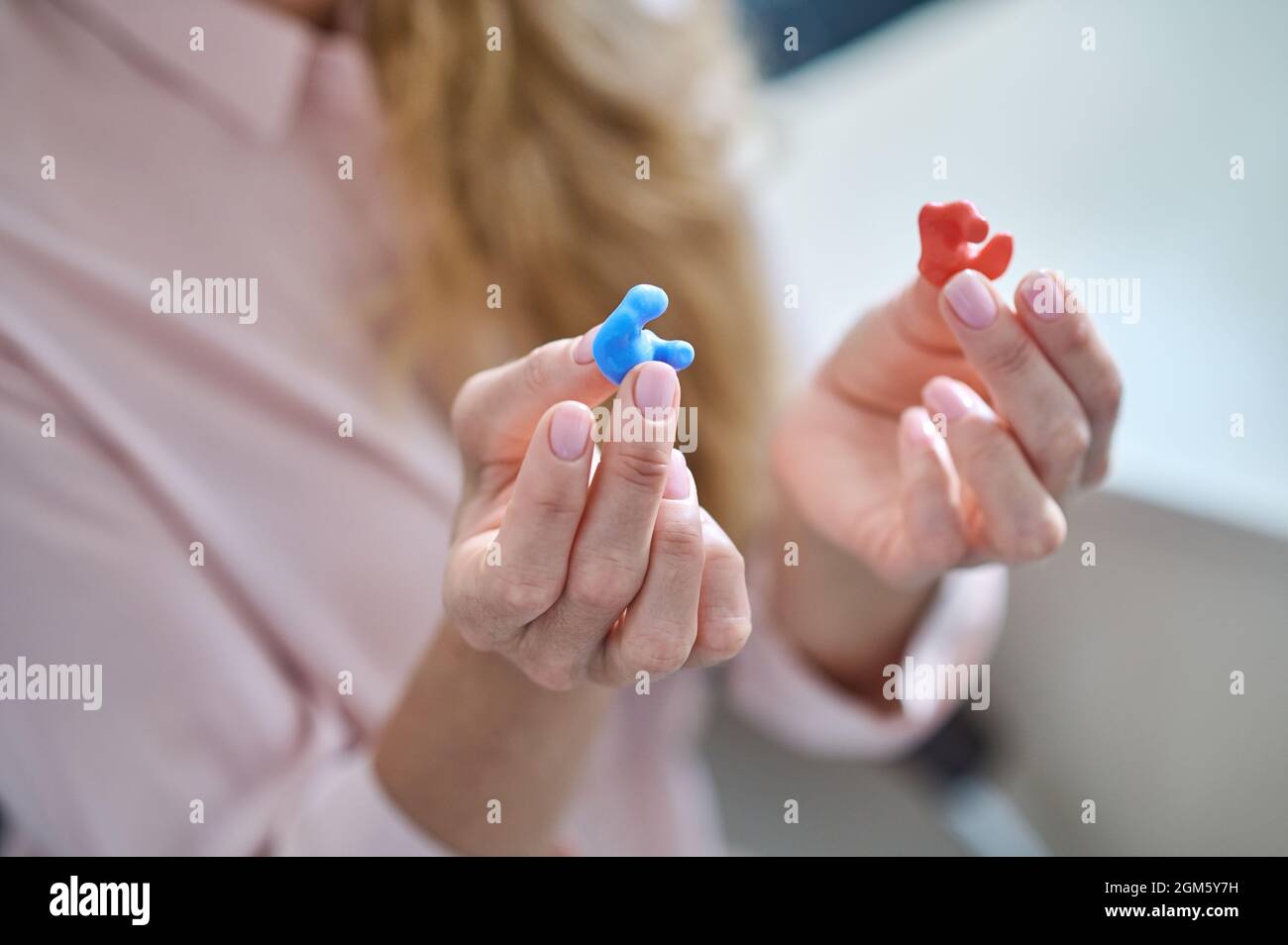 Modernes Hörgerät in den Händen der Frau Stockfoto