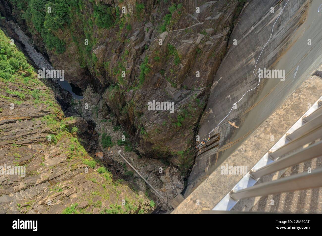 Verzasca, Schweiz - Juni 2021: Bungee Jumping des Verzasca-Staudamms am Vogorno-See in der Schweiz. Drehort von James Bond-Filmen im Tessin. Am Höchsten Stockfoto