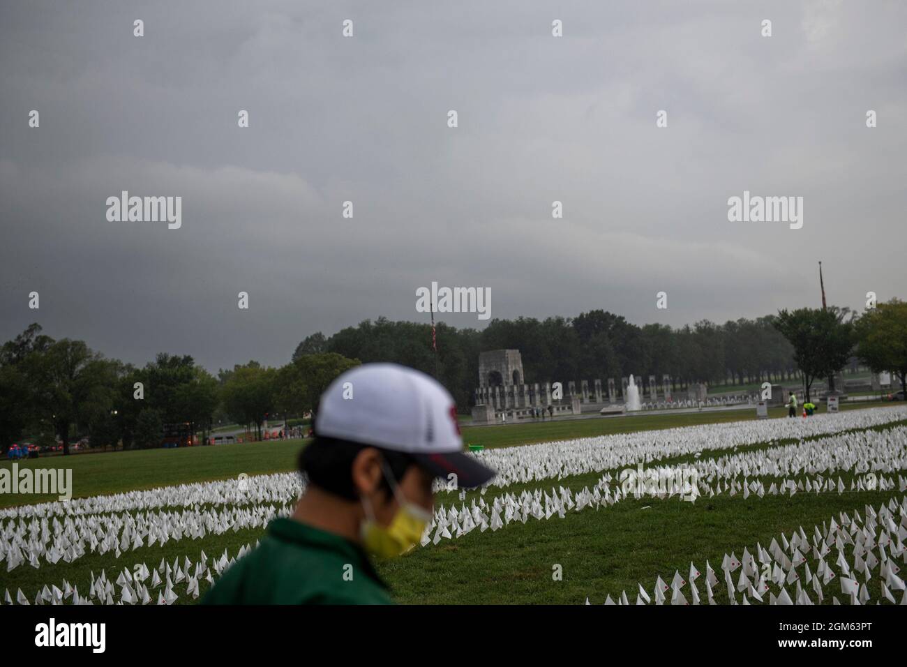 Ein Mann arbeitet daran, einige der 660,000 weißen Flaggen, die die Anzahl der US-Opfer von Covid-19 darstellen, am Donnerstag, den 16. September 2021, in der National Mall in Washington, DC zu installieren. Das Projekt der Künstlerin Suzanne Brennan Firstenberg mit dem Titel âIn America: Rememberâ wird vom 17. September 2021 bis zum 3. Oktober 2021 zu sehen sein. Kredit: Rod Lampey/CNP Stockfoto