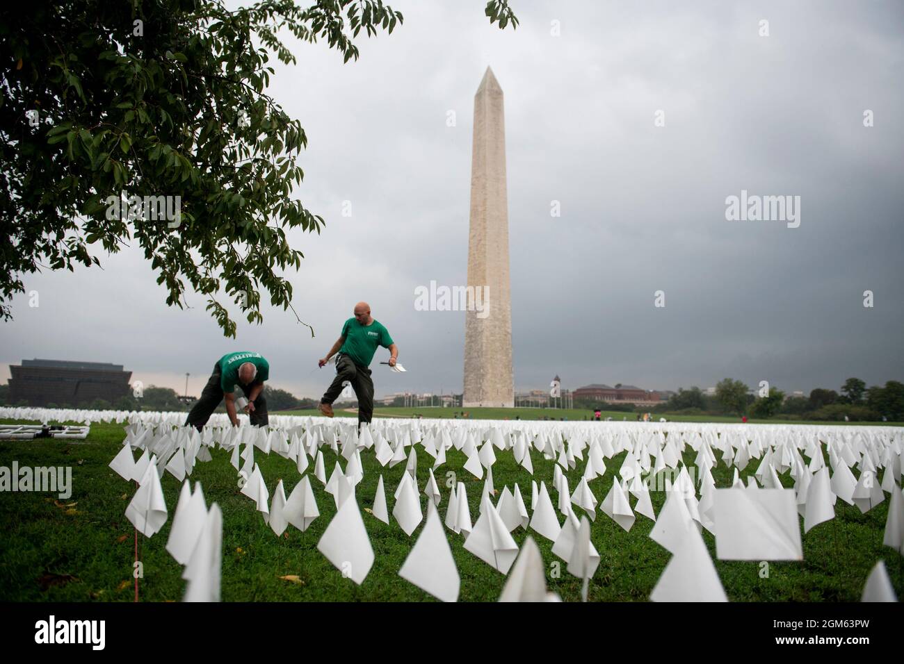 Eine Besatzung arbeitet daran, einige der 660,000 weißen Flaggen, die die Anzahl der US-Opfer von Covid-19 darstellen, am Donnerstag, den 16. September 2021, in der National Mall in Washington, DC zu installieren. Das Projekt der Künstlerin Suzanne Brennan Firstenberg mit dem Titel âIn America: Rememberâ wird vom 17. September 2021 bis zum 3. Oktober 2021 zu sehen sein. Kredit: Rod Lampey/CNP Stockfoto