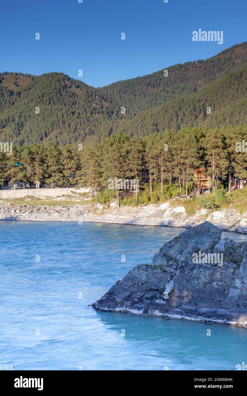 Ein schnell fließender breiter und voll fließender Gebirgsfluss. Große