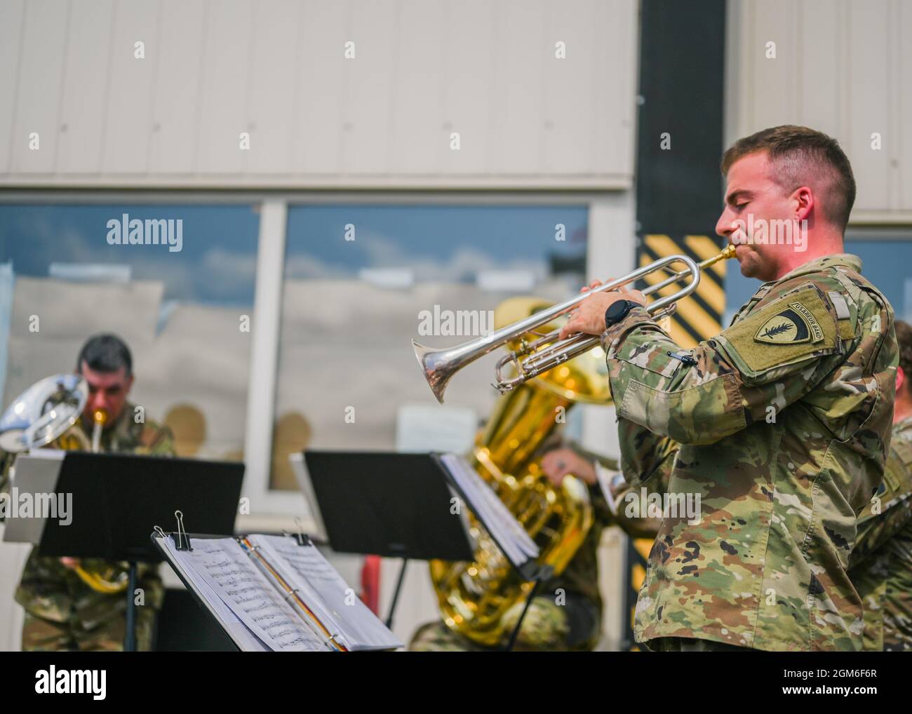 Sergeant Robert Chambers, U.S. Europe and Africa Band und Chorus Musiker spielt ein Instrument auf dem Ramstein Air Base, Deutschland, 24. August 2021. Die USAEUR- AF Band & Chorus spielten verschiedene Lieder für Hunderte von Evakuierten, während sie sich auf die Weiterbewegungen zum endgültigen Bestimmungsort vorbereiteten. (USA Luftwaffe Foto von Senior Airman Jan K. Valle) Stockfoto