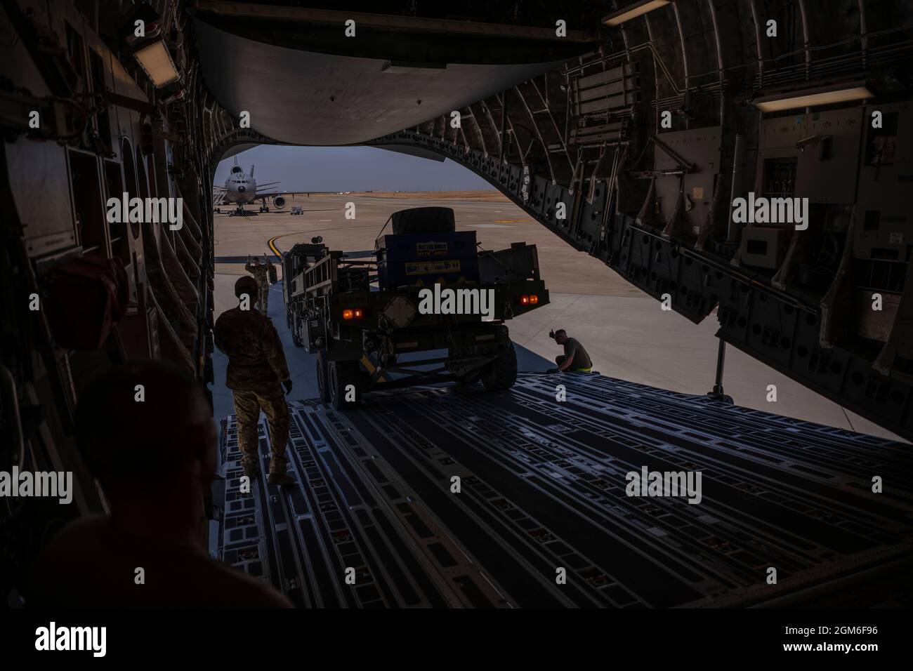 US Air Force Staff Sgt. Mica Arabia, 60th Aerial Port Squadron Ramp Services Supervisor, und Airmen laden einen K-Lader auf einen C-17 Globemaster III von der McChord Air Force Base, Washington, 25. August 2021, auf der Fluglinie auf der Travis AFB, Kalifornien. Die McChord C-17 hielt auf dem Weg zu einem nicht bekannt gegebenen Ort zur Unterstützung der Operation Allies Refuge an, um die Flugzeuge und Ausrüstung der 860. Und 660. AMXS abzuholen. Die beiden Wartungsstaffeln unterhalten den C-17 bzw. den KC-10 Extender. Die US-Luftwaffe, zur Unterstützung des Verteidigungsministeriums, zog Truppen in Theater, um zu erleichtern Stockfoto