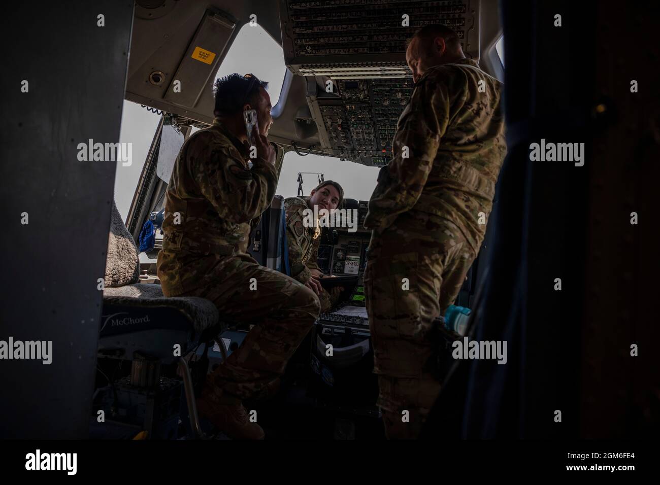US Air Force 1st LT. Kaitlyn Enright, Mitte, 8th Airlift Squadron C-17 Globemaster III Pilot, diskutiert den Flugbetrieb auf einer C-17 von der McChord Air Force Base, Washington, 25. August 2021, auf der Fluglinie auf der Travis AFB, Kalifornien. Die McChord C-17 hielt auf dem Weg zu einem nicht bekannt gegebenen Ort zur Unterstützung der Operation Allies Refuge an, um die Flugzeuge und Ausrüstung der 860. Und 660. AMXS abzuholen. Die beiden Wartungsstaffeln unterhalten den C-17 bzw. den KC-10 Extender. Die US-Luftwaffe, zur Unterstützung des Verteidigungsministeriums, zog Truppen ins Theater, um den sicheren Abort zu erleichtern Stockfoto