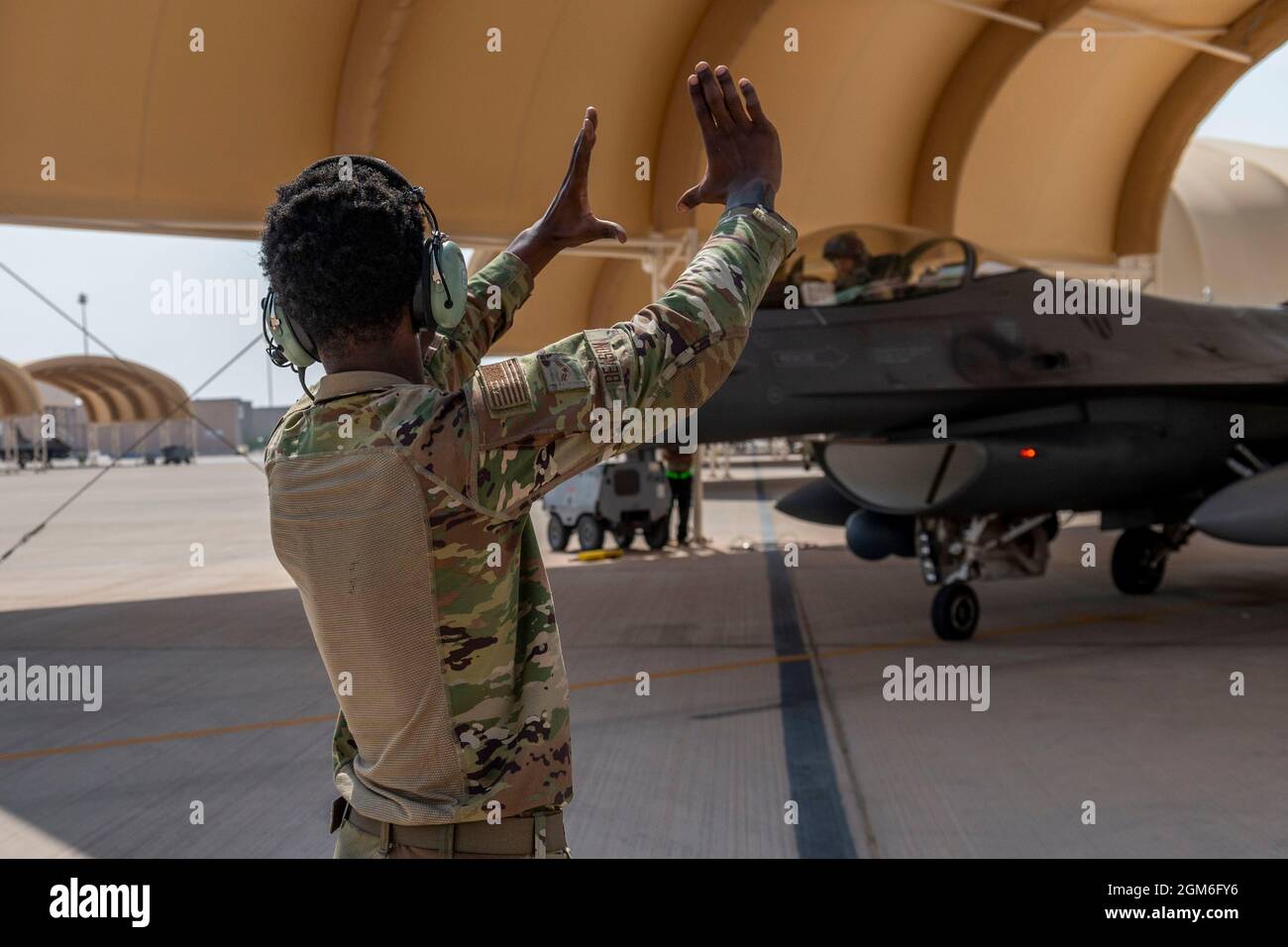 Ein Chef der US-Luftwaffe mit dem 121. Expeditionary Fighter Generation Squadron leitet einen F-16 Fighting Falcon während des Vorstarlaunches auf der Prince Sultan Air Base, Königreich Saudi-Arabien, am 27. August 2021. Zusätzlich zur Unterstützung von Logistik und Arbeitskraft stellte der 378th Air Expeditionary Wing Kampfluftkraft bereit, um die Luftüberlegenheit des US Central Command während nicht kämpferischer Evakuierungsoperationen in Afghanistan zu gewährleisten. (USA Foto der Luftwaffe von Staff Sgt. Caleb Pavao) Stockfoto