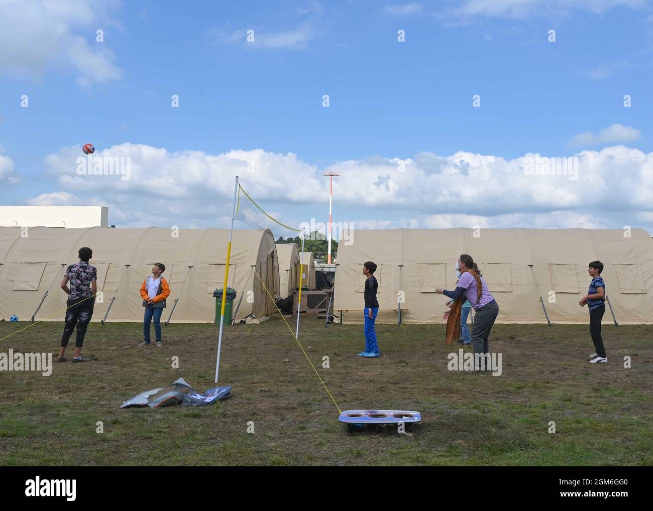 Evakuierte spielen mit Freiwilligen im Youth Pod während der Operation Allies Refuge auf dem Ramstein Air Base, Deutschland, 1. September 2021. Der Youth Pod ist ein separater Aufenthaltsbereich auf Ramstein für unbegleitete Minderjährige und hat viele Spiele und Spielzeuge für die Kinder zum Spielen. (USA Luftwaffe Foto von Senior Airman Caleb S. Kimmell) Stockfoto