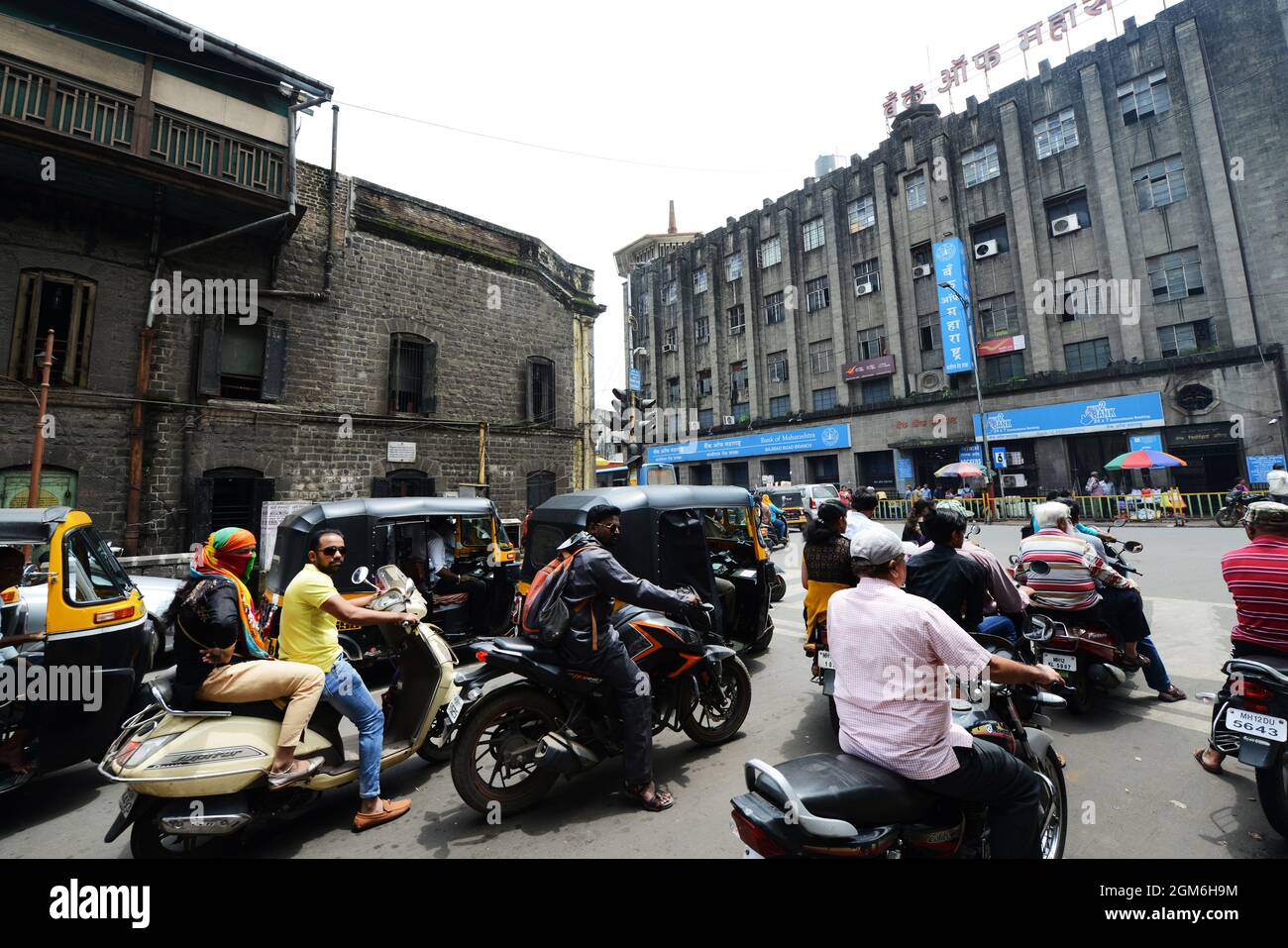 Starker Verkehr auf der RB Kumthekar Rd und Bajirao Road in Pune, Indien. Stockfoto