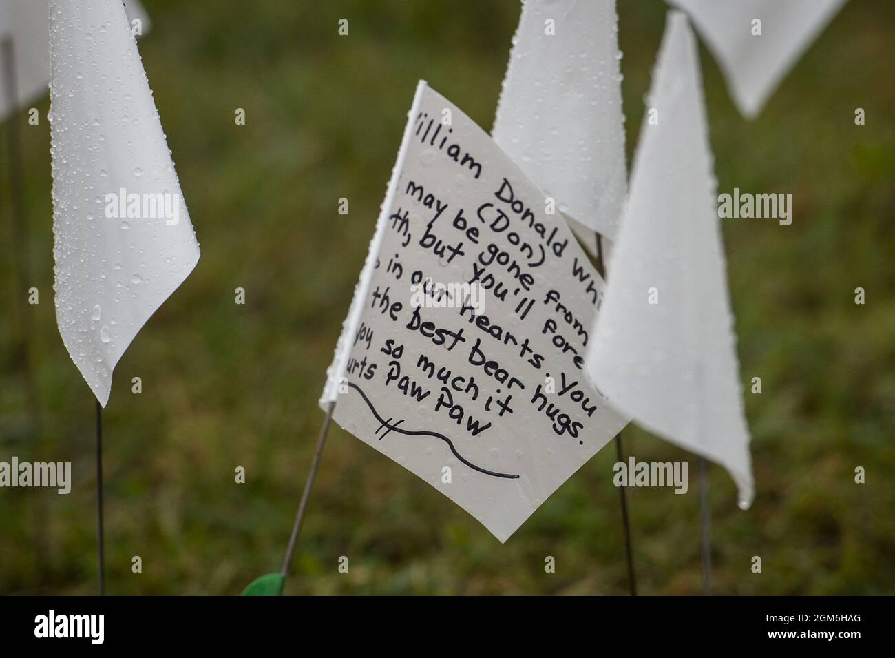 Auf einer der 660,000 weißen Flaggen steht eine Gedenkbotschaft, die die Anzahl der an Covid-19 verloren gegangenen US-Opfer in der National Mall in Washington, DC, USA, am Donnerstag, den 16. September, darstellt. 2021. Das Projekt der Künstlerin Suzanne Brennan Firstenberg mit dem Titel 'in America: Remember' wird vom 17. September 2021 bis zum 3. Oktober 2021 zu sehen sein. Foto von Rod Lampey/CNP/ABACAPRESS.COM Stockfoto