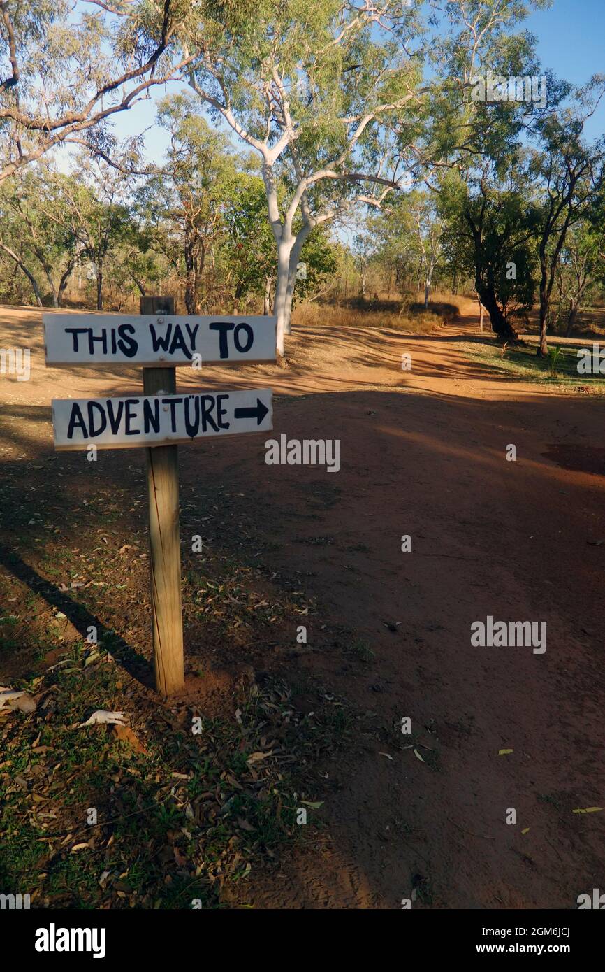 Hier geht es zum Adventure-Schild, das auf einen Feldweg zeigt, zur Lorella Springs Station, östlich von Arnhem Land, Northern Territory, Australien Stockfoto
