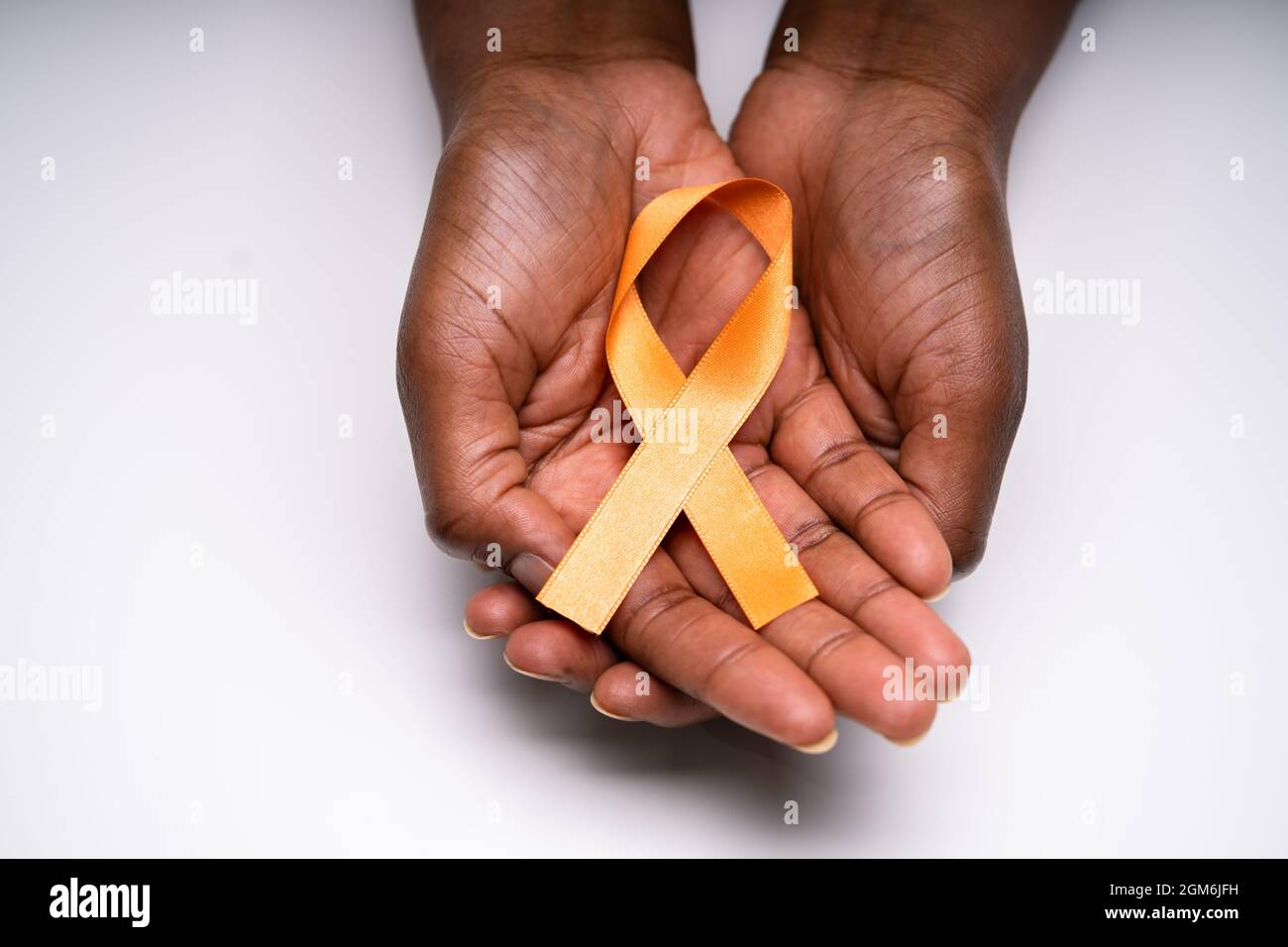 Orangefarbenes Band Zur Unterstützung Des Bewusstseins Für Nierenkrebs Und Leukämie Stockfoto