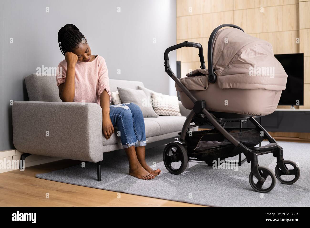 Depressive Unglückliche Afroamerikanische Frau Mit Neugeborenen. Frustrierte Mutter Stockfoto