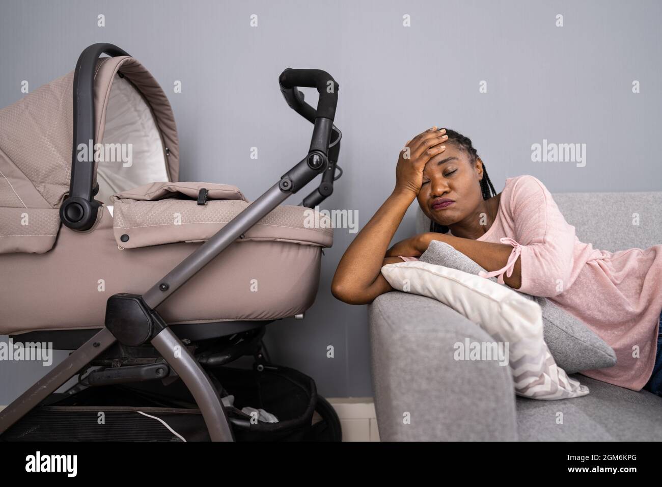 Depressive Unglückliche Afroamerikanische Frau Mit Neugeborenen. Frustrierte Mutter Stockfoto