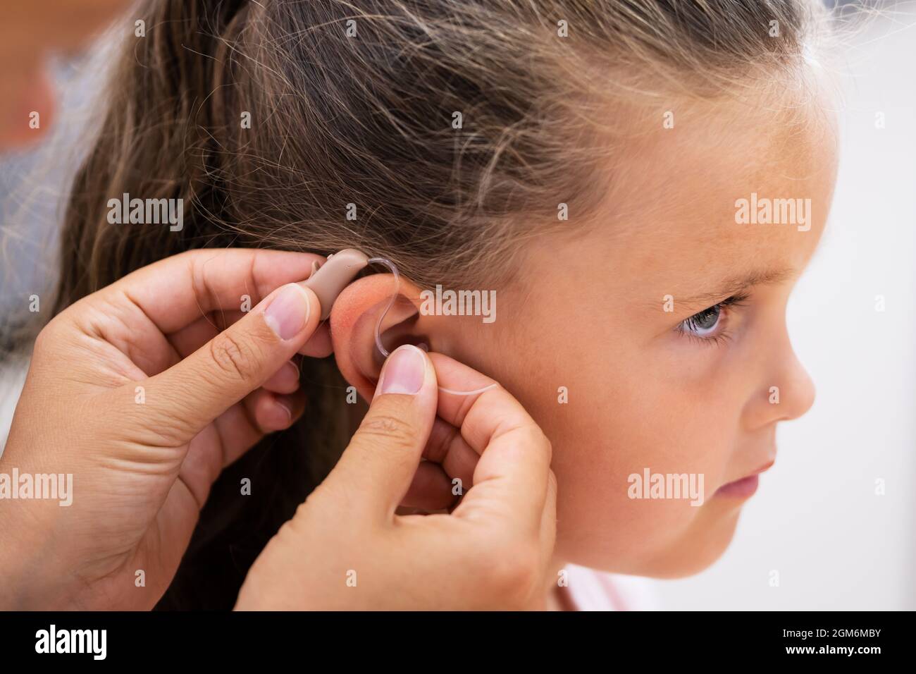 Hörgerät Für Kinder. Audiologe Und Gehörlose Behinderung Stockfoto