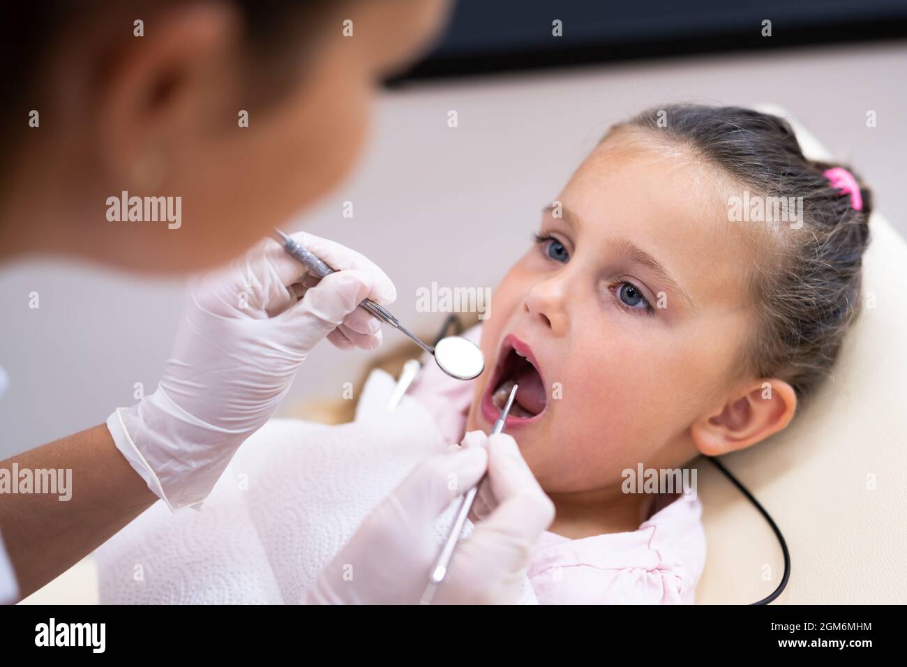 Kinder, Die Den Zahnarzt Besuchen. Mund Dental Checkup Und Behandlung Stockfoto