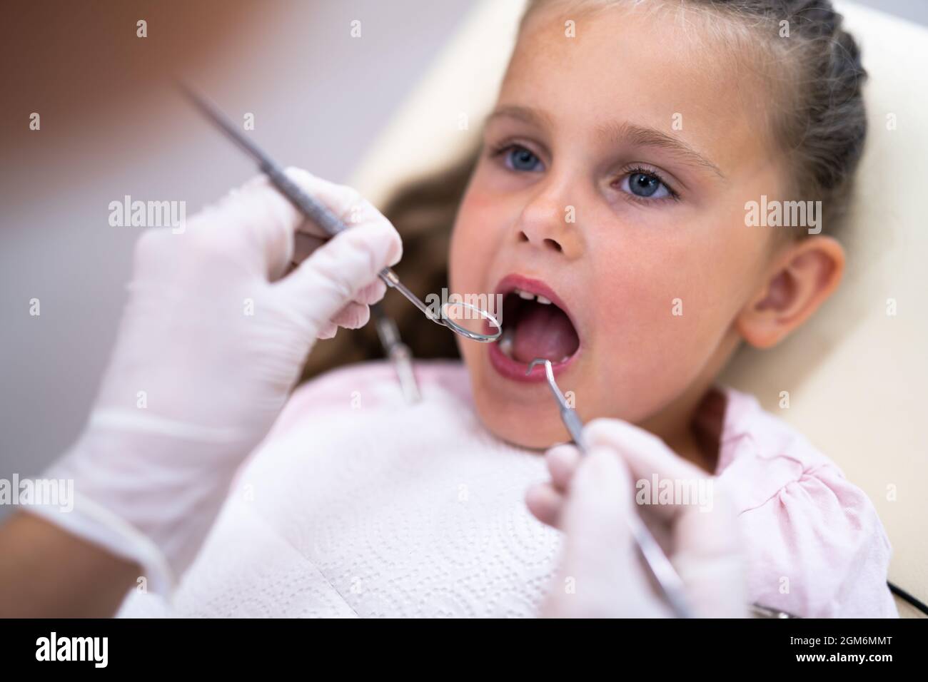 Kinder, Die Den Zahnarzt Besuchen. Mund Dental Checkup Und Behandlung Stockfoto