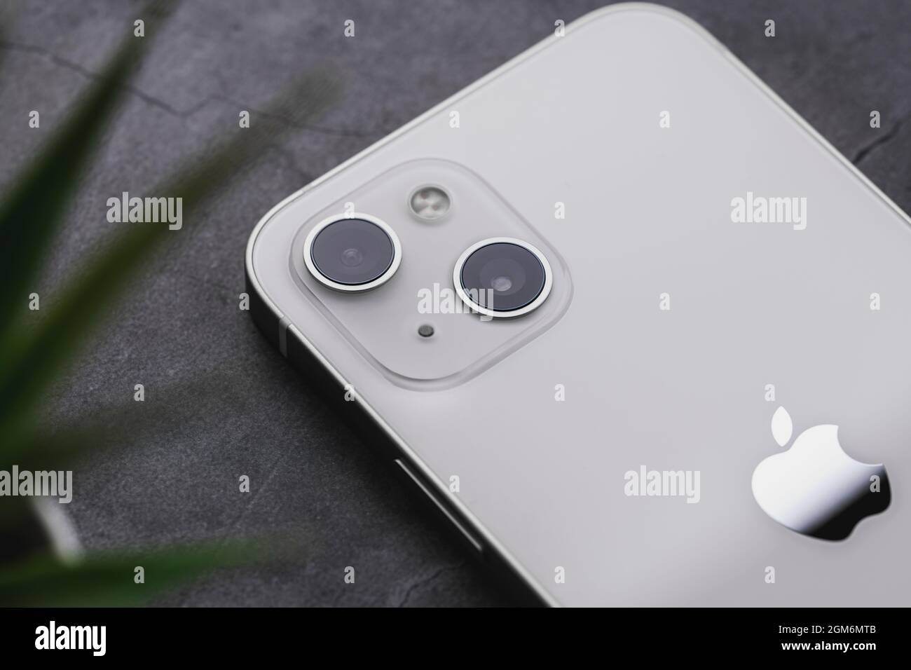 Antalya, Türkei - 14. September 2021: Rückansicht des neuen weißen Smartphones iPhone 13 Stockfoto