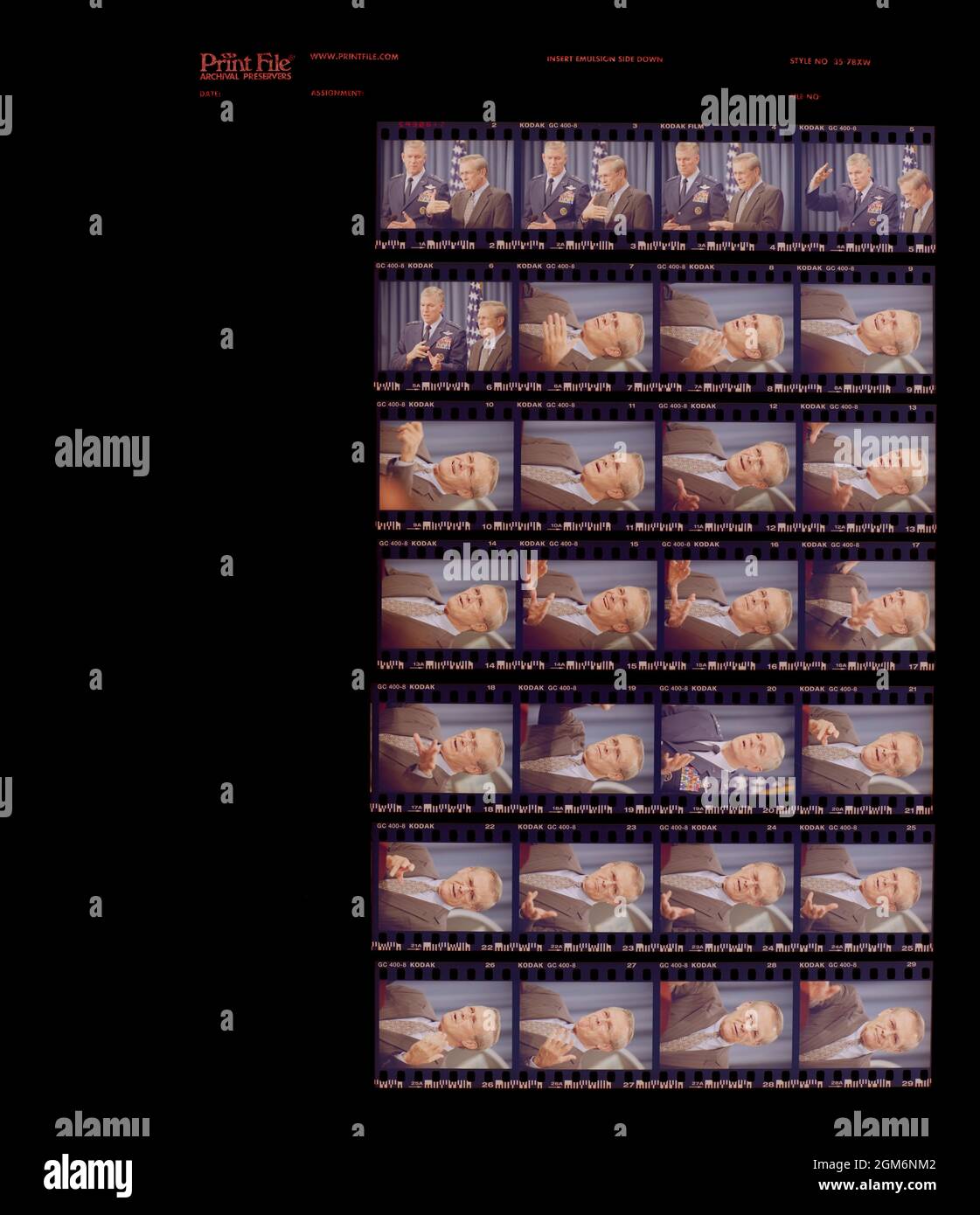 Verteidigungsminister Donald H. Rumsfeld und der Vorsitzende der Joint Chiefs of Staff, General der US Air Force Richard B. Myers, halten am 4. März 2002 eine Pressekonferenz im Pentagon in Arlington, Virginia, ab. Rumsfeld und Myers diskutierten über die Operation Anaconda in Afghanistan. Stockfoto