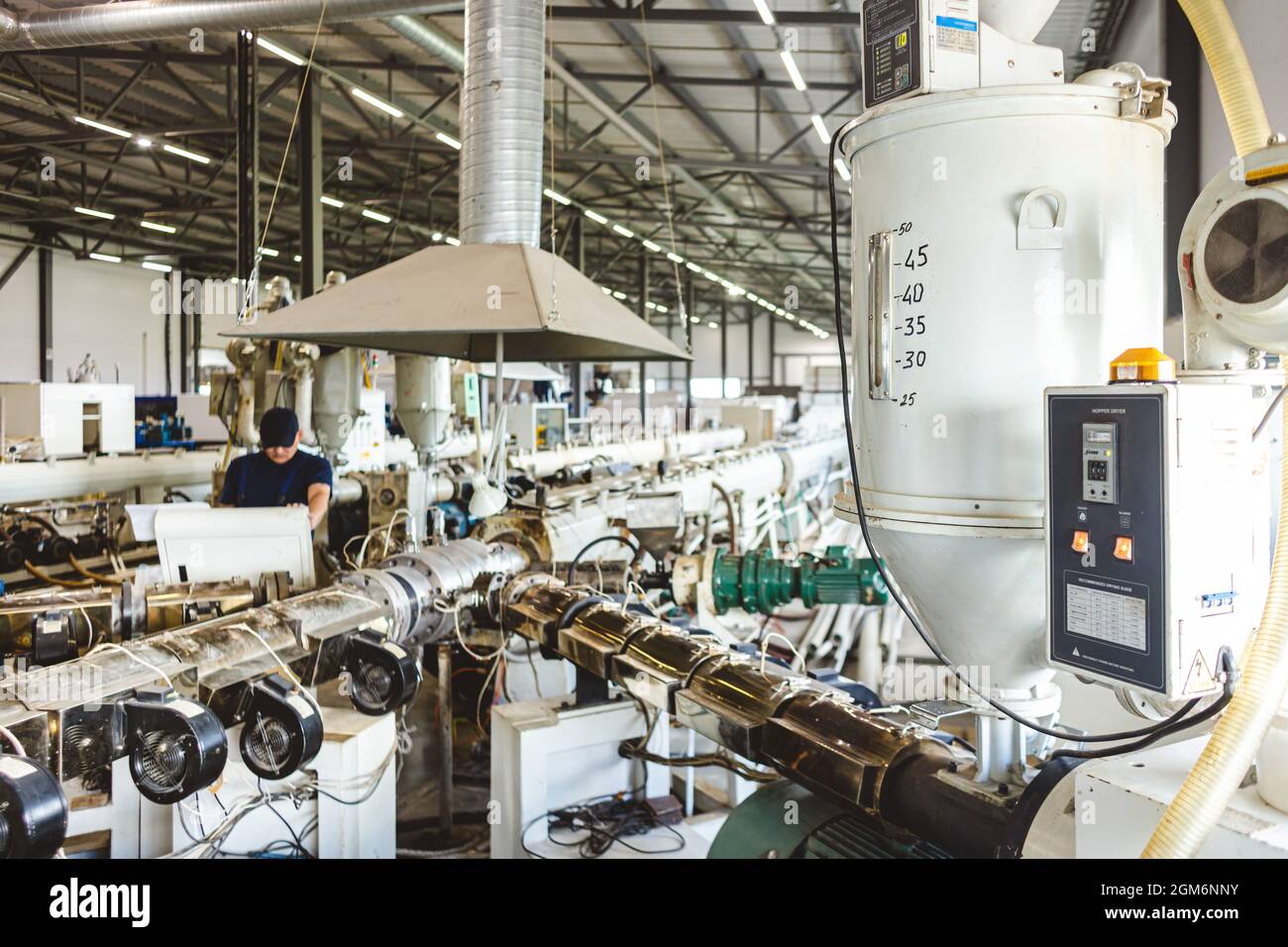 Innerhalb der Fabrik. Das Innere der Ausrüstung, die in der Polypropylenrohrproduktionslinie verwendet wird Stockfoto