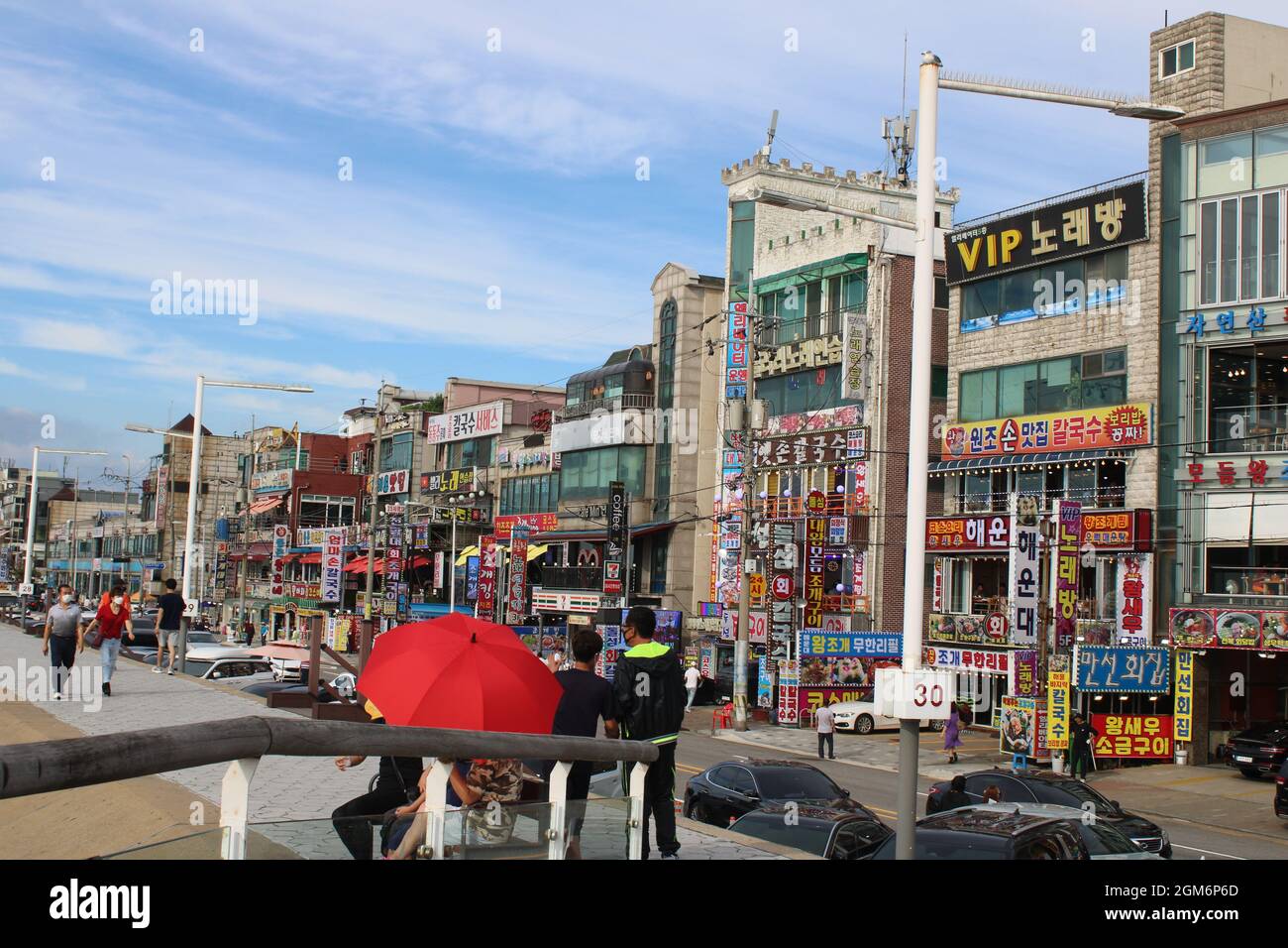Geschäfte und Restaurants entlang der Hauptstraße des Oido Marine Park, in Oido, Korea Stockfoto