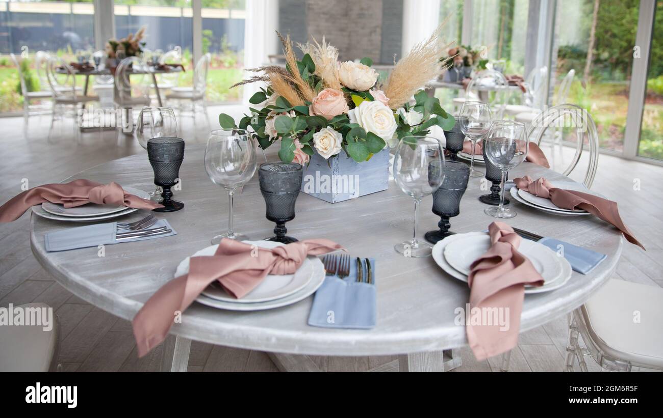 Serviert Tisch. Saal für Bankette und Hochzeiten Stockfoto
