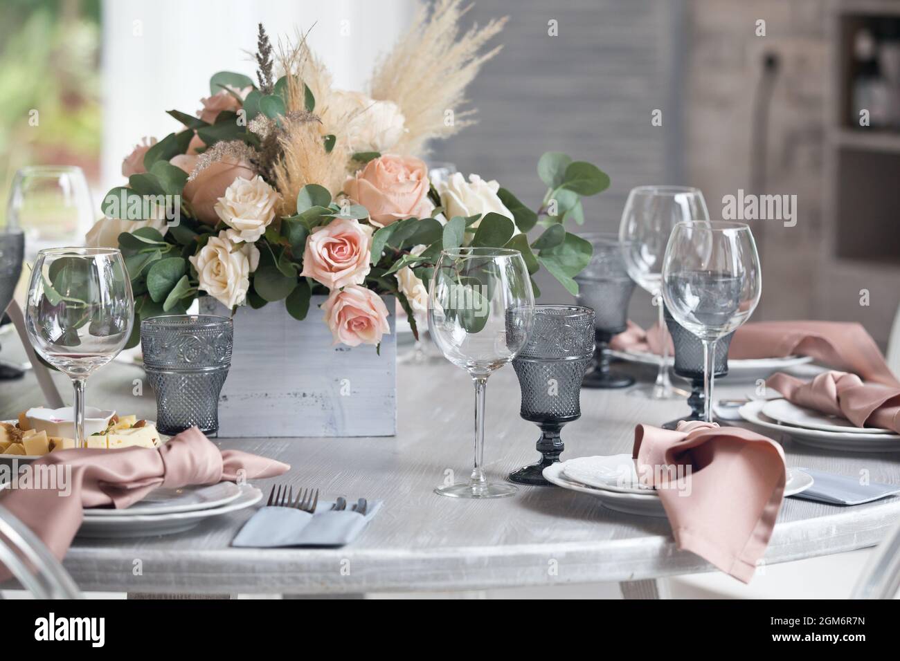 Serviert Tisch. Saal für Bankette und Hochzeiten. Stockfoto