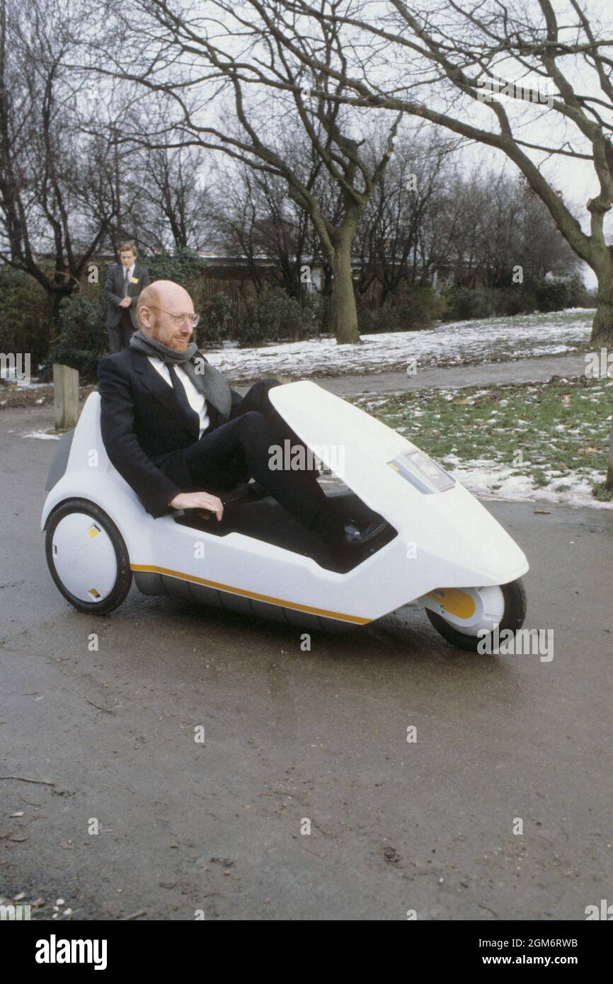 Datei-Foto vom 10/01/85 von Sir Clive Sinclair, der sein C5-Elektrofahrzeug, das batteriebetriebene Trike, im Alexandra Palace vorführt. Sir Clive Sinclair, der Pionier des Heimcomputers, ist im Alter von 81 Jahren gestorben. Ausgabedatum: Freitag, 17. September 2021. Stockfoto