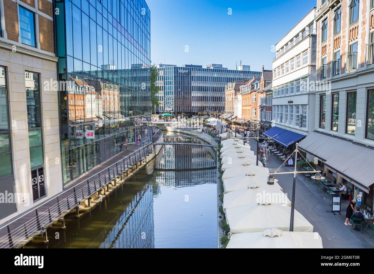 Fluss, der durch das moderne Zentrum von Aarhus, Dänemark fließt Stockfoto
