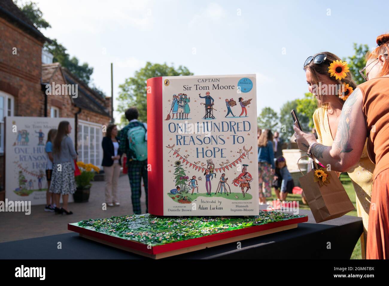 Ein Kuchen, der anlässlich der Veröffentlichung von „Hundert Gründe für die Hoffnung“ hergestellt wurde, einem für Kinder illustrierten Sachbuch, das die Geschichten von Triumph, Ausdauer und Positivität des vergangenen Jahres im ehemaligen Zuhause von Kapitän Sir Tom Moore in Marston Moretaine, Bedfordshire, feiert. Bilddatum: Donnerstag, 16. September 2021. Stockfoto