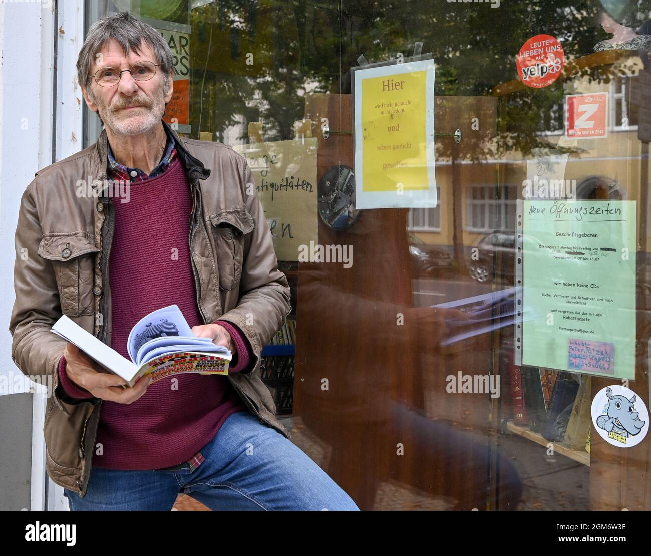 Berlin, Deutschland. September 2021. Peter Patzek, aka Platten Pedro, betreibt seit 1969 einen Antiquitätenladen und räumt das Geschäft im Tegeler Weg in Charlottenburg nach 52 Jahren ab. Der Laden, der sich auf gebrauchte Schallplatten spezialisiert hat, war eine berühmte Fundgrube für Plattenfans. Digitale Aufzeichnungen waren im Laden nie verfügbar. Quelle: Jens Kalaene/dpa/ZB/dpa/Alamy Live News Stockfoto