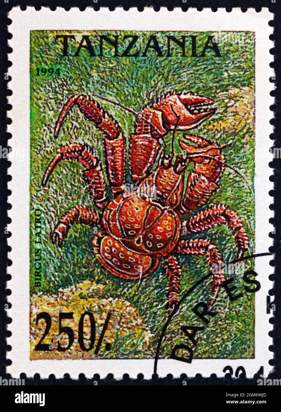 TANSANIA - UM 1994: Eine in Tansania gedruckte Briefmarke zeigt die Kokosnuss-Krabbe, Birgus latro, ist die größte landlebende Arthropode der Welt, um 1994 Stockfoto