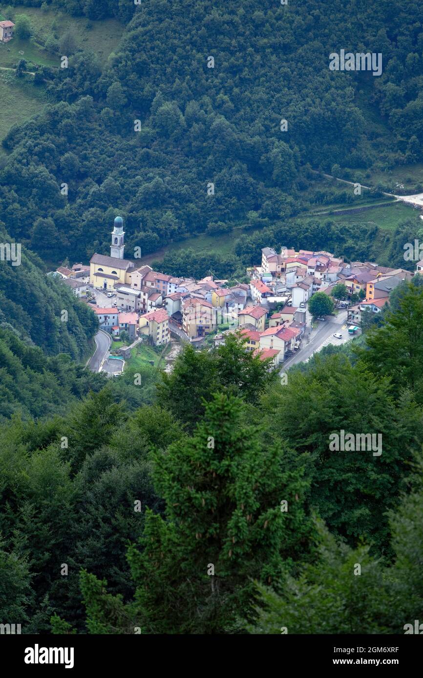 Blick auf das Dorf Giazza in der Nähe von Verona, einem angenehmen, ruhigen Ferienort, von Campofontana, Verona, Italien Stockfoto