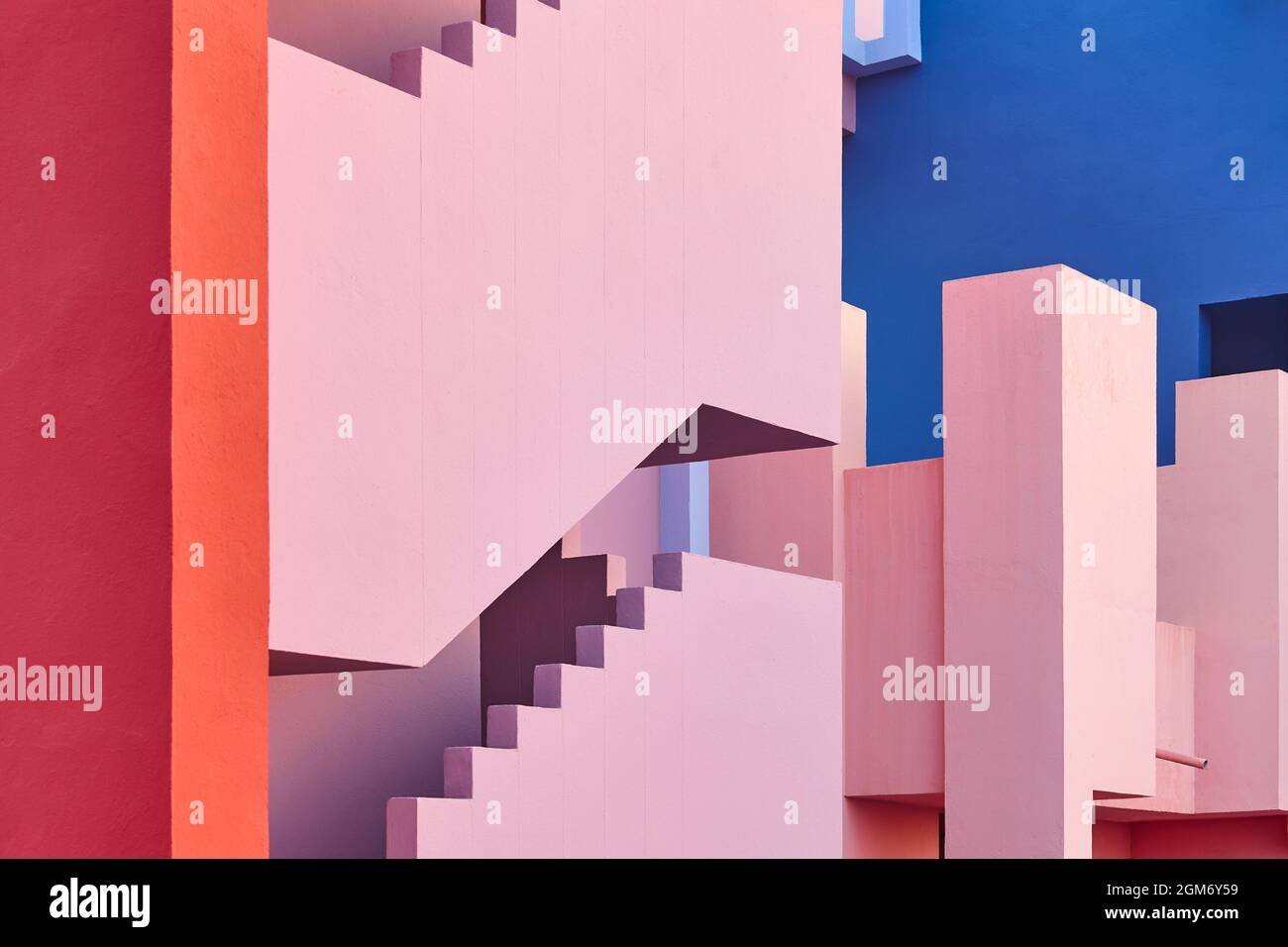 Geometrisches rotes Gebäudedesign. Die rote Mauer, La manzanera. Calpe, Spanien Stockfoto