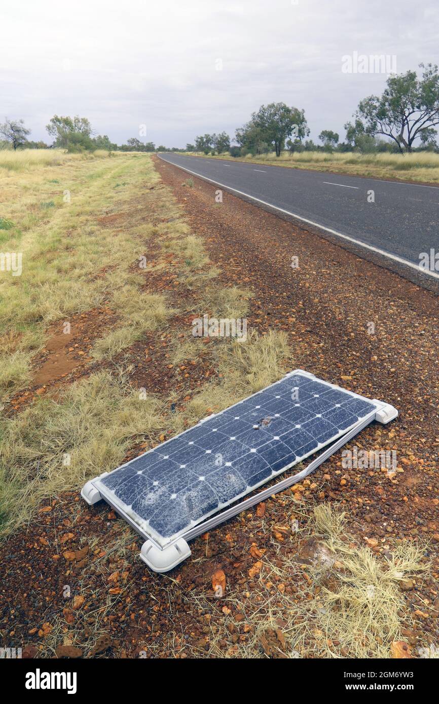 Zertrümmerte Solaranlage, die von einem vorbeifahrenden Fahrzeug, dem Barkly Highway, Northern Territory, Australien, geblasen wurde. Keine PR Stockfoto