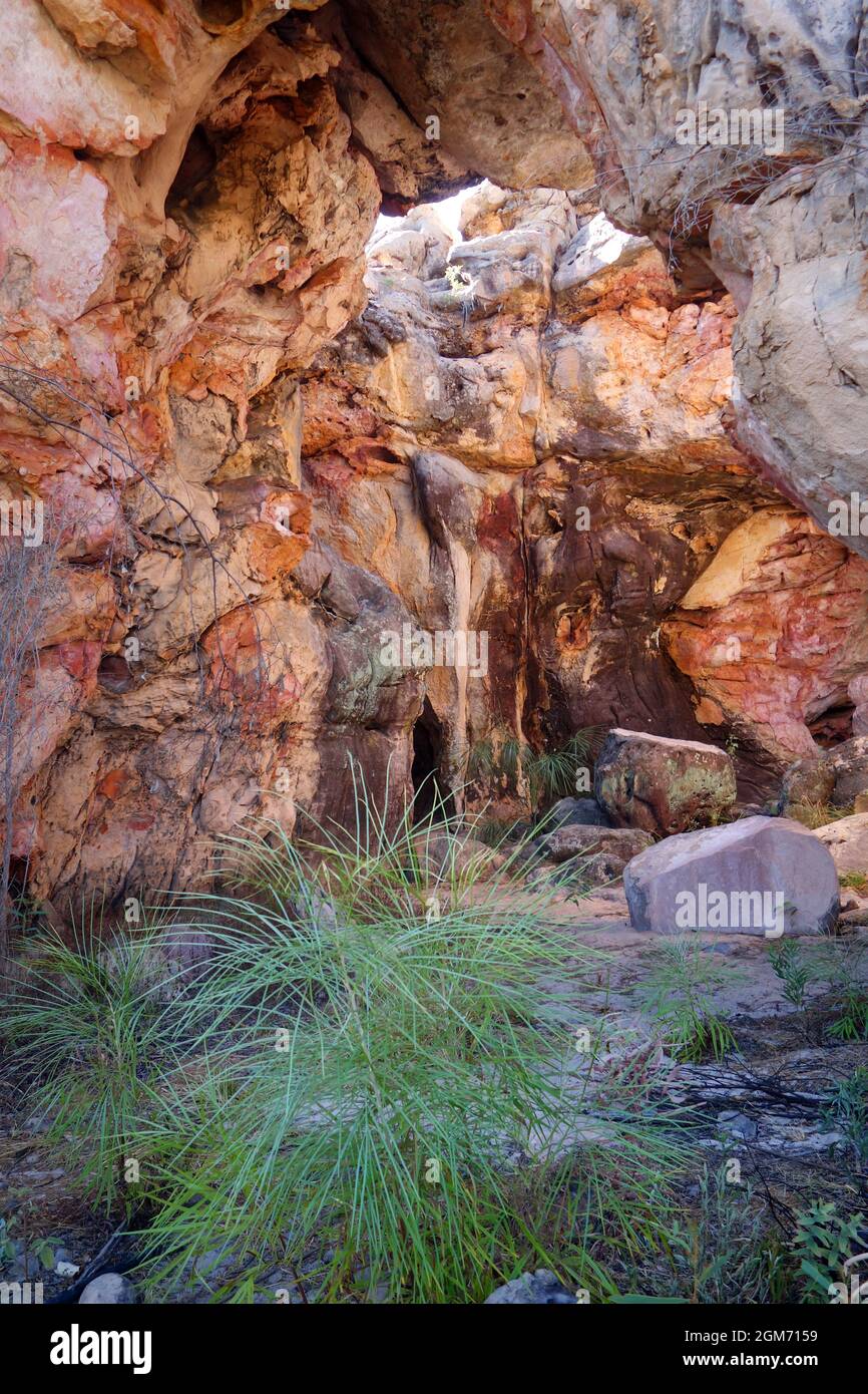Erkunden Sie Höhlen und Felskunst der Ureinstammenden, Valley of the Ghosts, Lorella Springs Station, East Arnhemland, Northern Territory, Australien Stockfoto